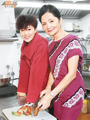 小谷與母親落手落腳入廚房打點，整理菜式。