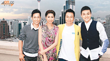 敖嘉年（左起）、胡定欣、黎耀祥及黃浩然飛到馬來西亞宣傳，抽空上天台欣賞風景。