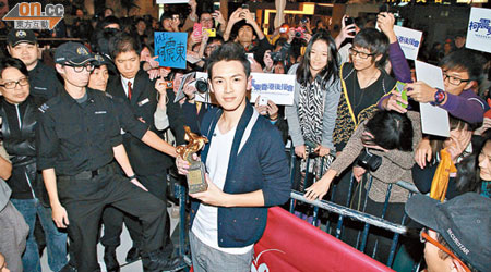 柯震東在港舉行簽名會，他展示勇奪的金馬獎座。