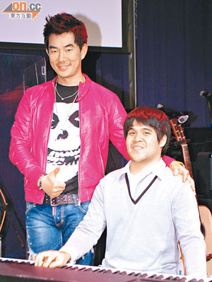 小齊邀請盲人鋼琴家黃裕翔合作演出。