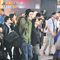 韓籍攝影師獨自回家時頻講電話，似向JC報告行蹤。