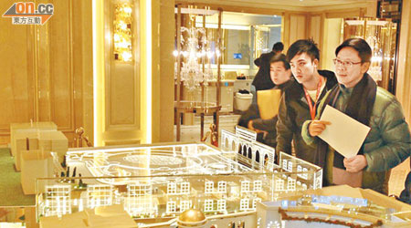 轉職地產界的寧進（右二）陪志雲參觀西九示範單位。