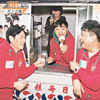 阮兆祥、王祖藍和李思捷在鬧市派雪糕造勢。