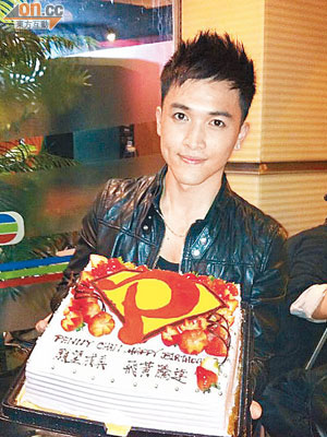 陳國峰喜獲大批fans探班送蛋糕，令他暖在心頭。