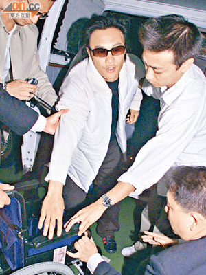 陳奕迅<BR>02年4月陳奕迅在台北舉行校園騷時，發生「爆蛋」事件，他因情緒高漲不慎跌落台致睾丸重創，需入院留醫五天。