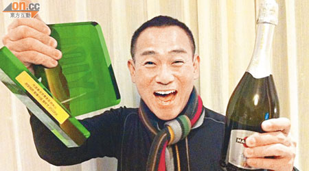 林保怡攞獎，高興得開香檳慶祝。
