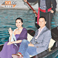 千嬅與吳彥祖坐船入大會現場。