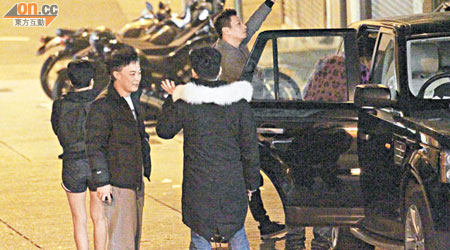 陳奕迅（左二）在街頭碰見友人立即吹神上身。