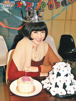 顏卓靈戴上王冠切蛋糕，慶祝終於18歲大個女。