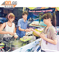 陳煒（右）喜歡吃泰國露天市集有售的「椰子雪糕」。