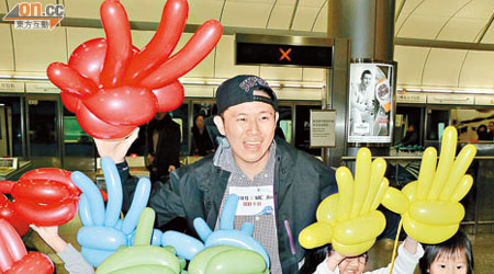 MC Jin試過搭港鐵時被歌迷認得，要求合照。