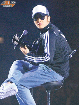 近年很少於香港舞台表演的霆鋒，專誠為梁漢文彈結他伴奏。