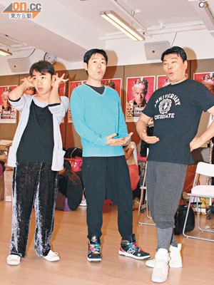 左起：王祖藍、李思捷及阮兆祥幻想穿起泳裝的模樣，先來扮鬼扮馬一番。