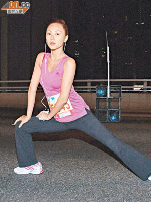 劉心悠五度挑戰馬拉松比賽，事先她不停熱身做好準備。