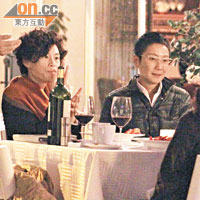 趙式芝（左）與Sean及女友人於露天餐廳晚膳。