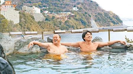 志偉與Otto在日本熱海浸露天溫泉。