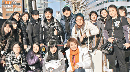 後排左五起：錢國偉、錢嘉樂、麥包、天明等一行人在日本街頭合照。