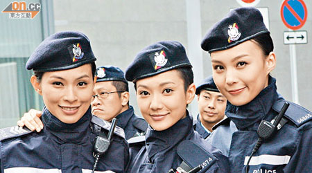 左起：朱慧敏、王君馨與朱璇一齊拍外景。