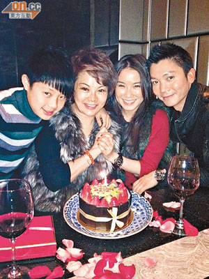 劉倩婷與李丞責及弟弟一齊為媽咪慶祝生日。