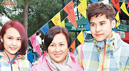 湯怡（左起）與老闆娘陸小曼及陳家樂合照。