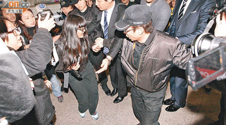 女影迷獲工作人員幫手扶起身，李敏鎬全程關注。
