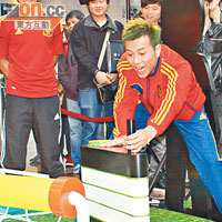 梁漢文酷愛足球，難怪他玩遊戲時亦一臉肉緊。