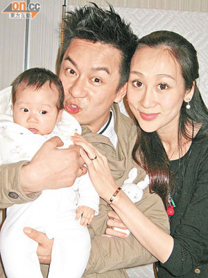 陳浩民與太太蔣麗莎手抱女兒舉行百日宴，一臉幸福。