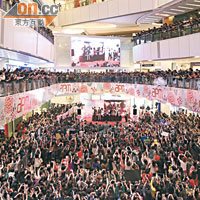 2PM在商場舉行擊掌會，吸引逾千人圍觀。
