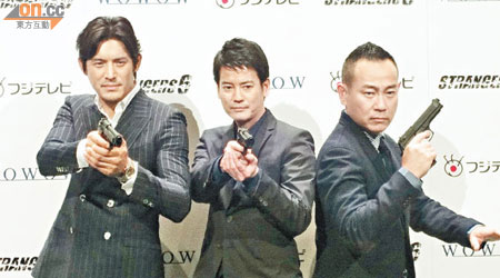 林保怡（右起）、唐澤壽明及吳智昊宣傳新劇，三位型男揸槍示人。