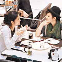 陳妍希與女友人歎茶時雞啄唔斷。