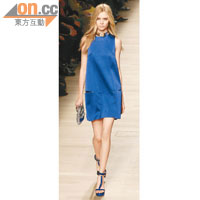 藍色連身裙巧妙地用上metal細節作簡約裝飾，平凡中見不平凡。