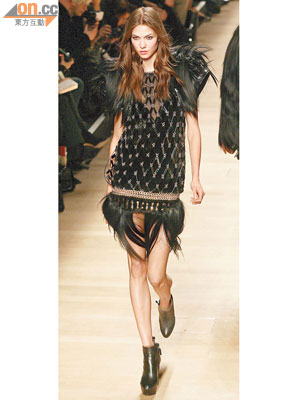 Embroidered dress綴以metal與feather作裝飾物，璀璨動感的演繹。