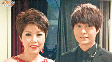 關菊英、胡鴻鈞到台灣出席音樂會活動，二人合唱經典金曲。