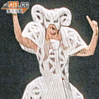 穿上超高隱形踭的GaGa戴上羊角頭套表演。