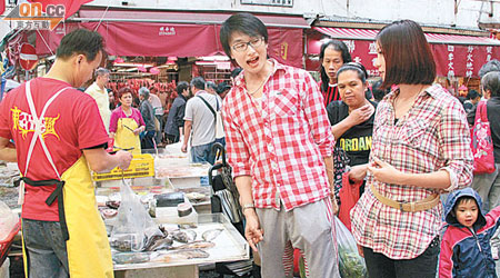 杜浚斌與文恩澄商量買魚時表情多多。