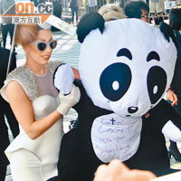 熊貓留情<br>GaGa將親筆簽名的熊貓公仔送給歌迷，認真有心思。