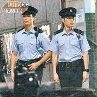 Dominic（左）在片中飾演警員。