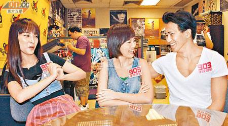 CoCo（左）見韋彤被La Ying搭膊即搞笑彈開。