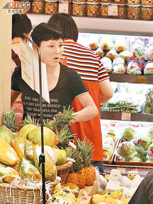 健康至上的劉美君與數友人在超市揀有機蔬果。