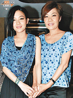范曉萱與媽媽母女裝上陣谷碟，收益作慈善用途。