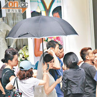 陳妍希行出行入均有兩、三名助手跟隨，全程亦有專人為他開傘遮蔭。