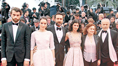 柯德莉塔圖（右三）與閉幕禮電影的演員及工作人員出席首映。