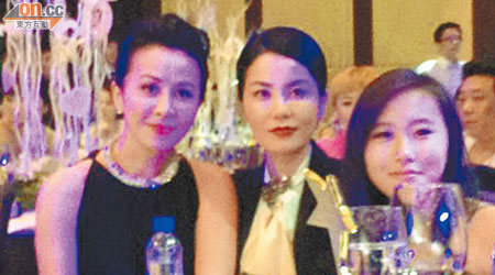（左起）劉嘉玲、王菲及竇靖童在晚宴上合照。