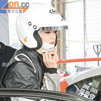 陳君宜的女車手look相當有型，相信其駕駛技術不下於男性。