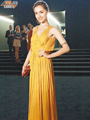 Mandy Lieu以一身黃色Deep V長裙亮相北京時裝騷，盡顯美好身形。