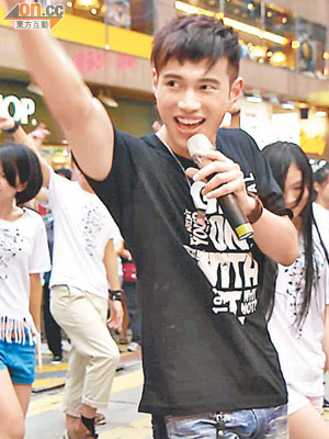 王梓軒與舞蹈員在街頭表演快閃舞。