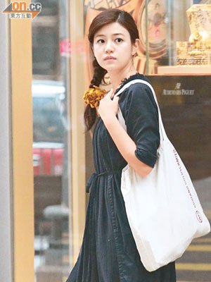 日前陳妍希穿上連身裙及踢拖在中環出沒。