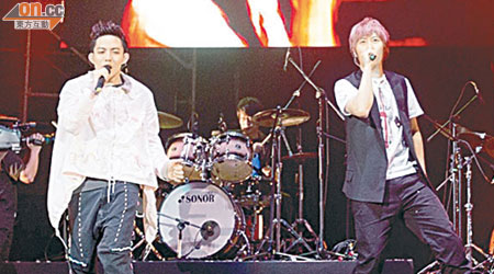 林宥嘉（左）與五月天的阿信同台jam歌。