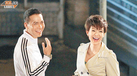 王君馨與謝天華兩人合作拍戲，同樣風騷。