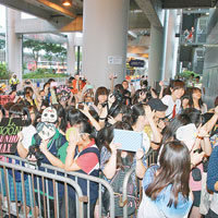 近五百粉絲到機場接機，幸而場面未算混亂。